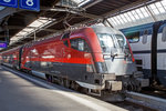 br-1116-taurus-ii-siemens-es64u2/519615/die-oebb-railjet-taurus-ii-spirit-of 
Die ÖBB-railjet Taurus II 'Spirit of Munich' 1116 211-4 (9181 1116 211-4 A-ÖBB) steht am 06.06.2015 in Zürich HB mit dem railjet via Innsbruck nach Wien zur Abfahrt bereit.

Die Siemens ES64U2 wurde 2004 von Siemens unter der Fabriknummer 20932 für die ÖBB gebaut.

Die ES 64 U2 wurde ursprünglich als Universallok für die Österreichischen Bundesbahnen (ÖBB) entwickelt und wird dort als Baureihe 1016 (reine 15-kV-Version) und 1116 (2-System-Version mit 15 kV und 25 kV für internationalen Verkehr nach Ungarn) geführt. Die Zweisystembauart für 15 kV- und 25 kV-Bahnstromsysteme ist traktions- und sicherungstechnisch für Deutschland, Österreich und Ungarn ausgerüstet und zugelassen, seit Mai 2002 ist zudem ihr Einsatz in der Schweiz erlaubt. Durch die vorhandene Technik ist sie ebenso für die Wechselstromstrecken in Tschechien und der Slowakei geeignet. Die Maschinen der Serie ES 64 U2 sind wendezugfähig ausgeführt und ab Werk mit zwei Einholm-Stromabnehmern ausgerüstet. Ausnahme sind die Railjet-Loks 1116.201 bis 1116.223, welche mit den in die Schweiz verbundenen Fahrten, einen dritten (schmaler) Stromabnehmer haben. Der Antrieb der Lok erfolgt über einen speziell für sie entwickelten Hohlwellen-Antrieb mit Bremswelle (HAB).

Die Lok der Reihe 1016 und 1116 sind auch oft hörbar zuerkennen: Beim Aufschalten aus dem Leerlauf ist ein Geräusch zu vernehmen, das an das Durchspielen einer Tonleiter auf einem Tenorsaxophon erinnert. Es entsteht in den Drehstrommotoren durch die Ansteuerung der Stromrichter. Das hörbare Geräusch ist dabei die doppelte Taktfrequenz der Pulswechselrichter, welche stufenweise angehoben wird.

Die Frequenz ändert sich dabei in Ganz- und Halbtonschritten über zwei Oktaven von d bis d' im Tonvorrat der Stammtöne. 
Die Nachfolge-Baureihe ES 64 U4 (ÖBB 1216/SŽ-Baureihe 541) besitzt diese akustische Besonderheit nicht mehr.


TECHNISCHE DATEN:
Achsformel:  Bo’Bo’
Spurweite:  1.435 mm (Normalspur)
Länge über Puffer:  19.280 mm
Höhe:  4.375 mm
Breite: 3.000 mm
Drehzapfenabstand:  9.900 mm
Achsabstand in Drehgestell:  3.000 mm
Kleinster bef. Halbmesser: 	100 m (bei 10 km/h) /120 m (bei 30 km/h)
Dienstgewicht: 88 t
Höchstgeschwindigkeit: 230 km/h
Dauerleistung: 	6.400 kW
Booster für 5 min: 7,0 MW (nur bei 85–200 km/h nützlich)
Anfahrzugkraft: 	300 kN
Dauerzugkraft: 250 kN (bis 92 km/h)
Raddurchmesser:  1.150 mm (neu) / 1.070 mm (abgenutzt)
Motorentyp: 	1 TB 2824-0GC02
Stromsystem: 	15 kV, 16,7 Hz  und 25 kV, 50 Hz
Anzahl der Fahrmotoren:  4
Antrieb: Kardan-Gummiringfederantrieb
