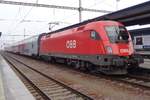 br-1116-taurus-ii-siemens-es64u2/572221/regionalzug-nach-wien-steht-mit-1116 Regionalzug nach Wien steht mit 1116 174 in Breclav am 1.Jänner 2017.