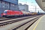 br-1116-taurus-ii-siemens-es64u2/613462/gleisbauzug-mit-1116-142-steht-am Gleisbauzug mit 1116 142 steht am 8 Mai 2018 in Linz Hbf. 