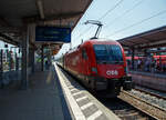 br-1116-taurus-ii-siemens-es64u2/767233/wir-haben-unser-zwischenziel-erreicht-und Wir haben unser Zwischenziel erreicht und sind ausgestiegen...
Der EC 113 „Blauer Enzian“ (Frankfurt am Main Hbf - Klagenfurt Hbf) verlässt am 04.06.2019 den Bahnhof München-Pasing und fährt weiter in Richtung München Hbf. Hier am Zugschluss der ÖBB Taurus 2 - 1116 091 (A-ÖBB 91 81 1116 091-0). Der EC 113 wird im Sandwich gefahren, so wurde er von einem weiteren Taurus geführt.

Die ÖBB 1116 091, ex ÖBB 1116 091-8 eine elektrische Universallokomotive vom Typ Siemens ES64U2  wurde 2002 von Siemens unter der Fabriknummer 20520 gebaut und an die ÖBB geliefert. Sie hat die Zulassungen für Österreich und Deutschland.
