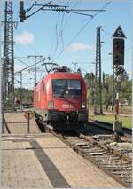 Kaum ist der IC Zürich - Stuttgart in Singen angekommen, ist die ÖBB  1116 273 schon auf Rangierfahrt um den Zug für die Weiterfahrt nach Stuttgart zu übernehmen. 

19. Sept. 2022