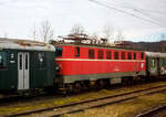 br-1141-2/873867/die-114120-91-81-1141-020-6 Die 1141.20 (91 81 1141 020-6 A-GEG) der GEG - sterreichische Gesellschaft fr Eisenbahngeschichte GmbH, ex BB 1141 020-6, ex BB 1141.20, ist am 14 Januar 2025 beim Bahnhof Timelkam abgestellt. Bild leider nur aus einem Zug, htten wir gewusst was hier alles herumsteht, dann htten wir einen Stopp eingelegt.

Die vierachsige elektrische Universallokomotive 1957 von der Simmering-Graz-Pauker AG (SGP) in Graz, unter der Fabriknummer 56361, gebaut, bei dieser Lok ist die elektrische Ausrstung von AEG-Union. Als BB 1141.21 wurde sie an die sterreichische Bundesbahnen geliefert. 1986 fhrten auch die BB EDV-gerechte Triebfahrzeugnummern ein. Aufgrund des zukunftssicheren Bezeichnungssystems waren die nderungen berschaubar. Die Ordnungsnummern wurden mit einer vorgesetzten Null dreistellig, der Punkt zwischen Stamm- und Ordnungsnummer entfiel und die Selbstkontrollziffern wurden ergnzt, so wurde aus dieser die BB 1141 021-4 als diese fuhr sie bis zu ihrer Ausmusterung im Jahr 2003 und wurde dann zum 01. Dezember 2003 an die GEG verkauft..

Die Lokomotiven der Reihe 1141 der sterreichischen Bundesbahnen (BB) waren vierachsige elektrische Universallokomotiven die von 1955 bis 2003 im Einsatz waren. Die Maschinen wurden von Simmering-Graz-Pauker gebaut und stellen eine Weiterentwicklung der Reihe 1041 dar.

Die sterreichischen Bundesbahnen bentigten nach dem Zweiten Weltkrieg neue Elektrolokomotiven fr ihr umfangreiches Elektrifizierungsprogramm, womit die Dampftraktion abgelst werden sollte. Da die Instandsetzung der wichtigsten sterreichischen Bahnstrecken rasch voranschritt, wurden ebenfalls neue Lokomotiven bentigt. Der Bedarf wurde vorerst mit den Neubaulok-Reihen 1040 und 1041 gedeckt. Da sich die Loks der Reihe 1041 auerordentlich gut bewhrt hatten, entschieden sich die BB fr eine Weiterentwicklung, die als Reihe 1141 bezeichnet wurde. Als Mindestanforderungen legten die BB eine Hchstgeschwindigkeit von 110 km/h, eine Dienstgewicht von maximal 80 t und eine Leistung von 3.000 kW fest; die Vorgngerreihe wies lediglich eine Hchstgeschwindigkeit von 90 km/h auf, weshalb sie bald vom Einsatz auf den Hauptstrecken verdrngt wurde. 

Zwischen 1955 und 1958 wurden 30 Maschinen an die BB geliefert. SGP in Graz war fr den mechanischen Teil zustndig, der elektrische Teil wurde von den Firmen AEG-Union, BBC, ELIN und SSW hergestellt. Alle Lokomotiven waren bei ihrer Ablieferung Tannengrn lackiert, der Rahmen und das Laufwerk waren schwarz lackiert. Nach einigen Dienstjahren erhielten die 1141er ein blutoranges Farbkleid, einige erhielten spter noch eine verkehrsrote Lackierung, auch wurden teilweise die Fhrerstandstren verblecht und nach hinten in den Maschinenraum versetzt.

Die Loks der Reihe 1141 wurden nach ihrer Ablieferung auf der Westbahn und auf der Sdbahn im Schnellzugverkehr eingesetzt. Sie wurden allerdings im Laufe der Zeit von der Reihe 1042 verdrngt. Zuletzt waren die 1141 in Attnang-Puchheim stationiert. Im Jahr 2003 schieden alle Lokomotiven dieser Reihe aus dem Bestand der BB aus. Die letzten Vertreterinnen waren 1141 007, 020, 021, 022, 024 und 028. 

Mechanische Konstruktion:
Der Wagenkasten entsprach im Groen und Ganzen der Vorgnger-Reihe 1041. Um die Lok so leicht wie mglich zu konstruieren (die von den BB gesetzte 80 t-Grenze durfte nicht berschritten werden), wurden die Drehgestellrahmen in Holmenbauweise ausgefhrt, zudem wiesen die Drehgestelle eine verbesserte Kurvenlufigkeit auf. Die Zugkraftbertragung erfolgte auf gleiche Weise wie bei der Reihe 1041. Der aus Stahlblechen geschweite Kasten sttzte sich auf Gleitbacken am Wiegebalkenende ab. Zwischen den beiden Fhrerstnden lagen der Maschinenraum und ein Verbindungsgang, der Transformator befand sich in der Mitte der Lok. Bei den Lokomotiven der Baureihe 1141 wurde erstmals der heute bekannte und bewhrte Siemens-Gummiringfederantrieb (ein Hohlwellenantrieb) eingebaut. Bevor die Reihe 1141 beschafft wurde, war dieser Antrieb nur probeweise in Bestandsloks verbaut. Die Reihe 1141 ist daher die erste in Serie gebaute Elektrolokreihe mit diesem Antrieb. Im Motorraum waren smtliche Hilfsaggregate und sonstige Gerte untergebracht. Einige Lokomotiven erhielten im Zuge von Ausbesserungsarbeiten einen vernderten Kasten.

Elektrische Konstruktion:
Das Dach trug zwei Scherenstromabnehmer mit Doppelwippe (Bauart V), den Hauptschalter und smtliche Dachleitungen. Unter dem Hauptschalter befand sich der fremdbelftete und lgekhlte Transformator, der im Vergleich zur Reihe 1041 leicht verndert wurde, die Steuerung wurde hingegen beibehalten. Die Loks verfgten ber vier Motoren, das bersetzungsverhltnis des Getriebes betrug 23:88. Alle Lokomotiven verfgten ber eine automatisch wirkende Druckluftbremse, ein Nachbremsventil und eine direkt wirkende Zusatzbremse. Auf die Ausrstung der Maschinen mit einer E-Bremse wie bei der Vorgnger-Reihe musste aus Gewichtsgrnden verzichtet werden.

TECHNISCHE DATEN:
Gebaute Anzahl: 30
Spurweite: 1.435 mm (Normalspur)
Achsformel: Bo’Bo’ (2 Drehgestelle mit je 2 Motoren)
Lnge ber Puffer: 15. 260 mm
Drehzapfenabstand: 7.500 mm
Achsabstand im Drehgestell: 3.200 mm
Treibraddurchmesser: 1.350 mm (neu)
Dienstgewicht: 83,0 t
Stundenleistung bei 77 km/h: 2.480 kW
Dauerleistung: 2.160 kW
Stundenzugkraft: 116 kN
Anfahrzugkraft: 210 kN
Hchstgeschwindigkeit: 110 km/h
Anzahl der Motoren: 4 
Motorenart: 10-polige fremdbelftete Fahrmotoren (je 620 kW Stundenleistung)
Antrieb: Siemens-Gummiringfederantrieb
bersetzung: 1: 3,83
Stromsystem: 15 kV/16,7 Hz