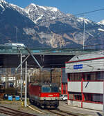 Die BB 1144 269 (A-BB 91 81 1144 269-8), ex 1044 269-7. ist am 28.03.2022 beim Hbf Innsbruck abgestellt. Aufgenommen aus einem einfahrenden EC durch die Scheibe.

Die Universallok (ex BB Reihe 1044) wurde 1994 von der Simmering-Graz-Pauker AG in Graz unter der Fabriknummer 80793 gebaut, die elektrische Ausrstung ist von ELIN. Sie wurde als 1044 269-7 an die die BB (sterreichische Bundesbahnen) geliefert, 2005 erfolgte der Umbau und die Umzeichnung in die heutige BB 1144 269-8.

Die Universalloks der BB Reihe 1144 (ehemals Reihe 1044) ist eine elektrische vierachsige Thyristorlokomotive, die sowohl fr den schweren Schnellzug- als auch Gterzugdienst im Flachland wie auch auf Bergstrecken geeignet ist. Zur Zeit der Indienststellung war sie die strkste vierachsige Elektrolok der Welt und bis zur Beschaffung des Taurus das Paradestck der BB. Mit ihrem charakteristischen Lftergerusch ist sie schon von weitem zu hren und dies verlieh ihr den Spitznamen „sterreichischer Alpenstaubsauger“. Die BB beschaffte von 1976 bis 1995 von diesen vierachsigen Thyristor-Universallokomotiven 217 Stck. Die160 km/h schnellen und bis zu 5.120 kW starken vierachsigen Loks prgten bis zum Erscheinen der ersten TAURUS-Hochleistungslok das Bild der modernen BB-Fahrzeugflotte. Die Lokomotiven der BB Reihe 1044 wurden zur 1144 mit Wendezugsteuerung umgerstet.

Geschichte:
Die bisher verwendeten Wechselstrommotoren waren an einer Leistungsgrenze von 1.000 kW pro Achse angelangt. Aus Schweden wurden erfolgversprechende Entwicklungen gemeldet, bei ihren Rb-Maschinen wurden Gleichstrommotoren mit Stufenschalter und Diodengleichrichter eingebaut. Von der Dioden- zur Thyristorsteuerung war es nur mehr ein kleiner Schritt, den ASEA aus Schweden als erster Elektronikkonzern schaffte. Von einer laufenden Bestellung von schwedischen Rc2 Lokomotiven beschafften die BB 1971-1974 in zwei Serien insgesamt zehn Lokomotiven der Reihe 1043, die sich von Anfang an bestens bewhrten.

Dieser Technologiesprung bedeutete einen Paradigmenwechsel im Lokomotivbau, denn nunmehr war es auf Grund der Verwendung von elektronischen Bauteilen mglich (im Wesentlichen durch eine betrchtliche Gewichtseinsparung), mehr Leistung auf einem vierachsigen Fahrzeug zu installieren (strkerer Transformator und strkere Fahrmotoren). Die BB planten daher eine Beschaffung von je einer greren Serie von Gter- und Personenzugslokomotiven mit unterschiedlichen Leistungs- und Geschwindigkeitskennwerten. Eine Importlsung schien nicht ausgeschlossen. Dennoch unterblieb eine solche aus mehreren Grnden. 

1974 war es endlich so weit, die sterreichische Lokindustrie konnte eigene Thyristorlok prsentieren. Die zwei Prototyp-Lokomotiven, die 1044.01 und 02 wurden unter anderem mit unterschiedlichen elektronischen Steuerungen ausgestattet. Letztlich bewhrte sich die 1044.02 und auch die BB konnten mit der wesentlich hheren Leistung gegenber der 1043 und mit der Hchstgeschwindigkeit von 160 km/h berzeugt werden. Da die 1044er als Universallok ausgelegt wurden, konnte auch die geplante geteilte Beschaffung fr den Personen- und Gterverkehr entfallen. Eine „sterreichische Lsung“ wurde erreicht.

Nach Beseitigung der anfnglichen Probleme wurden die 1044er mit einer kurzen Unterbrechung bis 1995 weiter gebaut. Die insgesamt 217 Loks wurden von Anfang an grenzberschreitend bis nach Norddeutschland eingesetzt. Die 1044.01 wurde sogar zur ersten BB Hochgeschwindigkeitsversuchslok umgebaut und erhielt die Nummer 1044.501. Erst mit der Lieferung der TAURUS-Hochleistungsloks begann ihr Stern ein wenig zu sinken. In den letzten Jahren wurden alle 1044er modifiziert und auch mit einer Wendezugsteuerung ausgestattet. Dadurch sind die nunmehr als 1144 bezeichneten Fahrzeuge noch vielseitiger einsetzbar. Besonders imposant sind die 44er im Einsatz auf der Semmeringbahn, wo sie ihrem Ruf als „sterreichischer Alpenstaubsauger“ mehr als nur gerecht werden. Man hrt die Loks schon von weitem und es ist beeindruckend, wie die mittlerweile bis zu 38 Jahre alten Fahrzeuge noch immer unermdlich ihren schweren Dienst leisten.

TECHNISCHE DATEN:
Gebaute Anzahl: 217
Baujahre: 1976 bis 1995
Hersteller (mechanisch): SGP Simmering-Graz-Pauker AG (Graz)
Hersteller (elektrisch): BBC (ABB), ELIN, Siemens Wien
Spurweite:  1.435 mm (Normalspur)
Achsformel:  Bo’Bo’
Lnge ber Puffer:  16.100 mm
Begrenzungslinie: UIC 505-1
Drehzapfenabstand: 8.000 mm
Achsabstand in Drehgestell: 2.900 mm
Raddurchmesser:  1.300 mm (neu) / 1.210 mm (abgenutzt)
Kleinster bef. Halbmesser (V  max= 10 km/h): 120 m 
Dienstgewicht: 84 t
Hchstgeschwindigkeit: 160 km/h (1044.501, ex 1044.01 nach Umbau 220 km/h)
Stundenleistung: 5.280 kW
Dauerleistung: 5.000 kW
Anfahrzugkraft: 340 kN
Dauerzugkraft:  208,9 kN
Stromsysteme: 15kV/16,7Hz AC
Antriebsart: Thyristor-Gleichrichter, Mischstrom-Fahrmotoren mit
Reihenschlu- (45 %) und Fremderregung (55 %), BBC- Federantrieb
Anzahl der Fahrmotoren: 4
Dynamisches Bremssystem: Elektrodynamische Gleichstrom-Widerstandsbremse
Nenn- / Hchstleistung der dynamischen Bremse:  2.400 / 3.720 kW
Max. Bremskraft der dynamischen Bremse: 115 kN
Bremsbauart: On-GPR-E m Z, ep. / NB nach „DB-Norm“
Zugheizung: 800 kVA

Quellen: BB, BB-Produktion GmbH und Wikipedia
