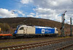 Die 1216 954 (91 81 1216 954-8 A-WLC) der WLC - Wiener Lokalbahnen Cargo GmbH (Wien), fhrt am 26.03.2021 mit einem Leerzug, neuer 4-achsiger Drehgestell - 40‘ Containertragwagen der Gattung Sgmmnss 738 der WASCOSA AG Z, durch Dillenburg in Richtung Gieen.

Die Taurus III bzw. Siemens ES 64 U4-C (Variante C fr sterreich, Deutschland, Tschechien und die Slowakei) wurde 2010 unter der Fabriknummer 21415 von Siemens gebaut und an die WLC geliefert.
