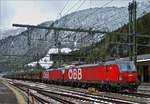 ÖBB Vectronlok 1293 024 mit 1293 017 warten mit ihrem Güterzug am Brenner auf fahrtfreigabe. 15.05.2019 (Hans)