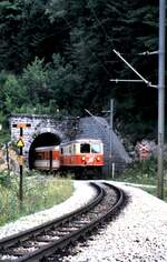 br-1099/834161/mariazeller-bahn-1099014-1-kommt-mit-zug Mariazeller Bahn  1099.014-1 kommt mit Zug aus dem Tunnel am 04.08.1986.