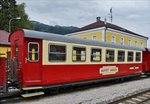 . Buffetwagen B4-44 der Zillertalbahn, im Bahnhofsvorfeld von Jenbach, der Wagen hat 30 Sitzpltze, Bj 1912; L 13 m: war bis 2014 im Besitz der Ybbstalbahn.  21.08.2016 