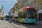 Heckansicht der Straßenbahn 230, durchfährt die Herrenasse in Graz, dieser Typ von Straßenbahn hat an beiden Seiten einen Führerstand, benötigt somit keine Wendeschleife. 06.2023