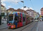 Farbenfrohe Straenbahn 652 am Hauptplatz in Graz.