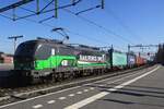 ell-european-locomotive-leasing-wien-2/768710/rfo-193-742-zieht-ein-containerzug RFO 193 742 zieht ein Containerzug durch Blerick am 4 März 2022.