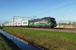 ell-european-locomotive-leasing-wien-2/799160/rfo-193-742-zieht-ein-maersk RFO 193 742 zieht ein Maersk Containerzug am 13 November 2022 durch Valburg.