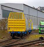 gueterwagen-der-gattung-s-sonst-drehgestellflachwagen/760442/leerer-2-x-vierachsiger-flachwagen-in Leerer 2 x vierachsiger Flachwagen in Sonderbauart (Doppelwagen), 35 81 4657 199-9 A-IF, der Gattung Sggmrrs S240, der österreichischen INNOFREIGHT hier als Wagon für Holztransporte mit 10 Rungenpaaren bzw. Smart GigaWood-Waggon (IW 90ft 5x5 InnoWaggon) am 19.12.2021 abgestellt in Siegen-Eintracht auf der Gleisanlage der KSW - Kreisbahn Siegen-Wittgenstein (Eisern-Siegener Eisenbahn NE 437).

Der Wagen wurde 2021 von TŽV Gredelj in Kroatien unter der Nr. 005 A. Der slowakische Hersteller Tatravagónka steht zudem, wohl als Lizenzgeber, auch auf dem Fabrikschild.

Diese Wagen sind für Prozent mehr Zuladung pro Wagen ausgelegt. Der deutsche Holzlogistiker HLG Holzlogistik und Güterbahn (Bebra) hat z.Z. über 40 dieser GigaWood-Waggons angemietet. Hier sind die Wagen speziell mit 10 Rungenpaaren (20 Rungen) für den Holztransport für Holzlänge 4 oder 5 m (vorw. 5 m) eingerichtet, sie können aber auch schnell für andere Einsatzzwecke umgebaut werden (modulare Container-System).

TECHNISCHE DATEN:
Spurweite: 1.435 mm (Normalspur)
Achsenanzahl : 8 pro Doppelwagen (in 4 Drehgestellen)
Länge über Puffer : 29.520 mm
Drehzapfenabstand: 9.520 mm
Achsabstand in den Drehgestellen: 1.800 mm
Raddurchmesser: 920 mm (neu)
Höhe der Ladefläche: 1.155 mm
Eigengewicht : 36.000 kg
Max. Geschwindigkeit: 100 km/h
Max. Zuladung pro Doppelwagen: 144 t (ab Streckenklasse D)
Max. Ladevolumen pro Doppelwagen: 124 m³
Ladequerschnitt: 8 m²
Ladelänge: 28.130 mm (90 ft)
Ladegut: Rundholz in 4 oder 5m Länge
Lademöglichkeit: 6 x 4 m Pakete oder 5 x 5 m Pakete
Entlademöglichkeiten: Logstacker oder Highlifter
Bremse: KE-GP-A (K)
Bremssohle: Jurid 822
Kleinster befahrbarer Gleisbogen: R = 75m
Intern. Verwendungsfähigkeit: TEN-GE