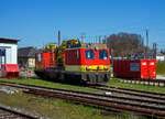 x-552-motorturmwagen/903673/der-x-552-106-7-99-81 Der X 552 106-7 (99 81 9131 538-6 A-ÖBB) ein Plasser & Theurer MTW 100 der ÖBB Infra (ÖBB-Infrastruktur AG) ist am 03. April 2025 beim Bahnhof Attnang-Puchheim abgestellt, die Aufnahme konnte ich durch den Zaun machen.

Die Baureihe X552 umfasst dieselhydraulisch betriebene Motorturmwagen (MTW) der Österreichischen Bundesbahn. Diese dienen der Errichtung und der Wartung von Oberleitungen.

X552.0 (der 1. und 2. Serie) haben einen durchgehenden Fahrzeugaufbau, der Aufbau ist eine selbsttragende Schweißkonstruktion mit einer rund 12 Meter langen Kabine mit den Führerständen, einem großen Werkstattraum sowie einem nicht extra abgetrennten Sozialraum. Auf dem Dach befindet sich eine Hub-Schwenk-Arbeitsbühne mit einer Zuladung von 400 kg und einem Schwenkwinkel von ±120° sowie einem Teleskopkran. Weiters ist das Fahrzeug mit einem Erdungs- und Messbügel (Schunk WBL 85) ausgestattet. Für die Beobachtung des Bügels wurde eine niedrige Kanzel mit Panzerglasscheibe verbaut, welche bei den anderen Lieferserien durch die Videokamera ersetzt worden ist.

Die zwischen 1992 und 1996 gelieferten Fahrzeuge der 2. Serie X552.004 – 026 erhielten für einen flexibleren Arbeitseinsatz eine funkferngesteuerte, frei verschwenkbare Arbeitsbühne an einem modifizierten Ladekran mit Knickarm, womit die Arbeitsbühne auch neben die Fahrleitung oder neben dem Fahrzeug herabgelassen werden kann. Der Arbeitsbereich reicht hierbei von 4 Meter unter der Schienenoberkante bis 13,7 Meter in die Höhe bei einer maximalen Ausladung von 7,8 Meter ab Gleismitte.

Zwischen September 1997 und März 1998 wurde die letzte Lieferserie X552.0 (3. Serie) geliefert. Bei den Fahrzeugen X552.027 – 032 wurde auf einen durchgehenden Fahrzeugaufbau verzichtet, wodurch sich die Hubarbeitsbühne nun in der Fahrzeugmitte auf Fußbodenhöhe befindet und ein Besteigen des Wagendaches wegfällt.

Die X552.1 (wie dieses hier):
Im Zuge einer EU-weite Ausschreibung bestellten die ÖBB Ende 1998 bei Plasser & Theurer elf Motorturmwagen ähnlich den Wagen X552.027 – 032 mit beidseitigen Endaufbauten, einer Hubarbeitsbühne (Palfinger PA 240 B) sowie zwei seitenverfahrbaren Positionierarmen. Allerdings wurde hierbei auf einen Ladekran verzichtet, mit der Hubarbeitsbühne kann man ja auch sie zu 800 kg heben. Auf einer der Kabinen befinden sich Messstromabnehmer (Schunk WBL 85), Profilmessvorrichtung und zwei Fahrdraht- und Tragseilrositionierer (Palfinger PFD 79/99). Die Wagen erhielten die Nummern X552.101 – 111 (heute: 99 81 9131 533 – 544).

Angetrieben wird der MTW 100 von einem Deutz (KHD) luftgekühlten V12-Zylinder-Viertakt-Dieselmotor mit Direkteinspritzung, Abgasturbolader und Ladeluftkühlung vom Typ BF12L513C mit einer Leistung von 367kW bei 2.300 U/min. Der Motorhubraum beträgt 19,144 Liter (Bohrung Ø 125 x 130 mm Hub). Die Leitungsübertragung erfolgt dieselhydraulisch auf beide Achsen von einem Drehgestell. 

DATEN der Palfinger PA 240 B Hubarbeitsbühne:
Max. Korbzuladung: 800 kg
Max. Korbboden- / Arbeitshöhe: 14,1 / 16,1 m
Max. horizontale Reichweite: 13,5 m / 13,0 m
Arbeitskorbabmessungen LxB 2,1 x 1,1 m / 1,1 x 2,1 m
Max. zul. Bühnenneigung b) 15°
Betriebsdruck (am Steuerventil) 300 bar
Ölmenge 100 l/min

DATEN der Palfinger PFD 79/99 Fahrdraht- und Tragseilrositionierer:
Max. Arbeitshöhe 7,0 m / 9,0 m
Max. Tangentialkraft 3,0 kN
Max. Ausschubkraft 3,5 kN
Betriebsdruck (am Steuerventil) 300 bar

TECHNISCHE DATEN der X552.1:
Nummerierung: 	X552.101 – 111 (heute: 99 81 9131 533 – 544).
Anzahl: 11
Hersteller: Plasser & Theurer, Linz/Donau
Baujahre: 1998 bis 2000
Spurweite: 1.435 mm (Normalspur) 
Achsfolge:2´B´
Länge über Puffer: 16.840 mm
Höhe: 4.650 mm
Breite: 3.100 mm
Drehzapfenabstand: 11.000 mm
Achsabstand im Drehgestell: 1.800 mm
Lauf- und Treibraddurchmesser: 840 mm (neu)
Eigengewicht: 57.400 kg
Höchstgeschwindigkeit: 140 km/h
Dieselmotor: Deutz (KHD) BF12L513C
Dauerleistung: 367 kW (499 PS)
Antrieb: dieselhydraulisch
Kleinster befahrbarer Gleisbogen: R = 150 m
Besonderheit: Zugelassen für Steilstrecken
