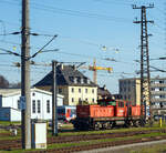 br-1063-2/879344/die-oebb-1063-013-7-a-oebb-91 Die ÖBB 1063 013-7 (A-ÖBB 91 81 1063 013-7) ist am 05 April 2025 beim Bahnhof Attnang-Puchheim abgestellt.

Die Reihe 1063 der Österreichischen Bundesbahnen (ÖBB) bezeichnet vierachsige Elektrische Zweifrequenz-Universallokomotiven, die vorrangig für den Verschubdienst (Rangierdienst) vom Hersteller SGP - Simmering-Graz-Pauker in Graz von 1983 bis 1991 gebaut wurden. Die elektrischen Ausrüstungen wurden von ELIN, BBC, oder Siemens Wien geliefert. Die 1063 013-7 wurde 1986 von SGP in Graz unter der Fabriknummer 78948 gebaut.

Österreich setzte schon früher auf elektrische Lokomotiven im Verschubdienst. Als Folge der Ölkrise der 1970er Jahre sollten vermehrt elektrische anstatt Diesellokomotiven im Verschubdienst eingesetzt werden. Zudem wurden in diesem Jahrzehnt die letzten Dampflokomotiven in dieser Funktion abgestellt. Nach einer fast dreißigjährigen Beschaffungspause (zuletzt Lokomotiven der Reihe 1062, abgesehen von der Splittergattung 1067 in den 1960er Jahren) wurde die Reihe 1063 bei SGP in Auftrag gegeben, ihr Vorbild war eine Zechenlok der Ruhrkohle AG, die Henschel E 1200 (97 80 1200…).

1975 beschlossen die ÖBB, Leistungssteigerungen im ertragreichen Güterverkehr zu erzielen. Eine Höchstgeschwindigkeit von 80 bzw. 100 km/h wurde als ausreichend angesehen, denn es war viel wichtiger, die zeitintensive Zugbildung und -auflösung zu beschleunigen. Geeignete Lokomotiven dazu fehlten allerdings noch. Eine Lösung sah man in den neuen Drehstromlokomotiven E 1200 der Ruhrkohle AG von Henschel, deshalb wurde die Lokomotive RAG 1200 006 von den ÖBB 1979 intensiv getestet. Diese gilt somit als „Mutter“ der Baureihe 1063, von der die ÖBB zunächst fünf Exemplare bei Simmering-Graz-Pauker Graz bestellten. Nachdem sich diese bewährten, folgten später zwei weitere Lieferserien (006–037 und 038–050), jeweils mit technischen Unterschieden. Der elektrische Teil wurde von BBC, ELIN und Siemens geliefert. Die Lokomotiven 1063 005 und 006 wurden unfallbedingt ausgemustert. 

Die E-Lokomotive ÖBB Rh 1063 kommt sowohl im Verschubdienst, auf Abrollanlagen und im leichten Streckendienst zum Einsatz. Durch die Zweifrequenz-Technik (1063 001 bis 037), 15 kV / 16 2/3 Hz und 25kV / 50Hz, ist die Lok für den grenzüberschreitenden Verkehr zwischen Österreich, Ungarn, Tschechien und Slowakei geeignet.

Mechanischer Teil:
Die Lokomotiven der Reihe 1063 besitzt einen Mittelführerstand mit beidseitig etwa gleich langen Vorbauten, in denen die traktionstechnischen Baugruppen untergebracht sind. Führerstand und Vorbauten ruhen auf dem Hauptrahmen. Der Rahmen der Lokomotive stützt sich auf den beiden zweiachsigen Drehgestelle in Holmbauweise in vier Punkten mit je drei Schraubenfedern ab. Die Zugkraftübertragung von den Drehgestellen auf den Brückenrahmen erfolgt über tiefliegende Drehzapfen.

Elektrischer Teil:
Das kurze Dach trägt einen Einholm-Stromabnehmer (Bauart VII), den Hauptschalter und die Dachleitungen. Der Einphasenwechselstrom wird nach den Sekundärwicklungen des fremdbelüfteten und ölgekühlten Trafo gleichgerichtet und in Drehstrom umgewandelt. Dieser treibt die vier sechspoligen – als Käfigläufer ausgebildeten – Drehstromasynchronmotoren mit je 390 kW an. Die Steuerung erfolgt durch Vorgabe der Zug- beziehungsweise Bremskraft. Als Antrieb dient ein einseitiger Tatzlagerantrieb mit schrägverzahntem Getriebe mit 19:102 Zähnen. Alle Lokomotiven besitzen eine elektrodynamische Bremse mit 1200 kW Bremsleistung, eine selbsttätige Druckluftbremse und eine Federspeicherbremse. Die 1063 001 bis 037 sind außerdem zweifrequenzfähig und können auch unter 25 kV Wechselspannung mit 50 Hz eingesetzt werden.

TECHNISCHE DATEN:
Gebaute Anzahl: 50
Spurweite: 1.435 mm (Normalspur)
Achsformel: Bo’Bo’
Begrenzungslinie : UIC 505-1
Länge über Puffer: 15.700 mm
Drehzapfenabstand: 8.300 mm
Achsabstand in Drehgestell:  2.800 mm
Raddurchmesser:  1.145 mm (neu) / 1.065 mm (abgenutzt) 
Dienstgewicht: 82 t (1063 001-004: 78 t)
Radfahrmasse: 20,5 t (1063 001-004: 19,5 t)
Meterlast: 5.223 kg (1063 001-004: 4.968 kg)
Höchstgeschwindigkeit: 100 km/h 
Dauerleistung:  1.600 kW
Maximalleistung: 2.000 kW 
Anfahrzugkraft: 260 kN
Stromsysteme: 15kV/16,7Hz (1063 001-004, 007-009, 011-037,047 zus.  25 kV, 50 H)
Antriebsart: 4 Drehstrom Fahrmotoren und Tatzlagerantrieb
Zugelassen für Streckenklasse: D2 oder höher
Kleinster befahrbarer Gleisbogen (Vmax= 10 km/h): R = 100 m
Bremsbauart: KE-GPR-E m Z
Dynamisches Bremssystem: Elektrodynamische Rückspeisebremse
Max. Bremskraft der dynamischen Bremse: 115 kN

Quellen: ÖBB, ÖBB-Produktion GmbH und Wikipedia
