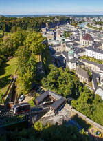 Während der eine Wagen der FestungsBahn Salzburg am 12.09.2022 oberhalb der Abtsche Ausweiche (Abtsche Weiche) bzw. der Mittelstation auf Talfahrt ist, kommt der andere Wagen hinauf.