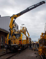 plasser-theurer-3/835816/plasser--theurer-praesentierte-auf-der Plasser & Theurer pr�sentierte auf der 28. Internationale Ausstellung Fahrwegtechnik (iaf 2022) in M�nster, hier am 31 Mai 2022 den Motorturmwagen MTW 100 mit dreiteiliger S�ulenhebeb�hne und Eisenbahnkran, A-SPAL 99 81 9131 017-1 „Sofia“ f�r die SPL Powerlines Austria GmbH. Flexibel und sicher an der Oberleitung, der MTW 100 ist f�r den Oberleitungsbau und die –instandhaltung. 

Der Motorturmwagen wurde 2022 von Plasser & Theurer in Linz (Donau) unter der Fabriknummer 7266 gebaut.

HIGHLIGHTS
•	Dreiteilige S�ulenhebeb�hne f�r flexibles gleichzeitiges Arbeiten am Oberleitungssystem an bis zu drei Positionen
•	Eisenbahn-Ladekran mit Arbeitskorb, speziell konzipiert f�r Arbeiten am Oberleitungssystem
•	Fahrdraht- und Tragseildr�ckanlage f�r die sichere Positionierung im Zuge von Montagearbeiten
•	Sitzecke mit Tisch und K�chenzeile im Sozialbereich
•	Komfortable Unterbringung von bis zu 8 Personen auf der Maschine, auch f�r die �berstellfahrt
•	Integrierte Werkstattkabine ausgestattet f�r die wichtigsten Arbeiten direkt vor Ort in sicherem Arbeitsumfeld
•	Vorbereitet f�r nachtr�gliche Ausstattung mit ETCS L2 B3 Zugsicherung

TECHNISCHE DATEN des MTW 100:
Spurweite: 1.435 mm (Normalspur)
L�nge �ber Puffer: 18.840 mm
Drehzapfenabstand: 12.500 mm
Eigengewicht: 69 t
Max. Achslast; 20 t
H�chstgeschwindigkeit: 100 km/h (Eigenantrieb/geschleppt)
Streckenklasse: C2 (EN 15528)
Kleinster befahrbarer Gleisbogen: R 120 m
Fahrzeugumgrenzung: G2 (EN 15273)

STANDARD AUSSTATTUNG
•	Dreiteilige Hubarbeitsb�hne - PA 1002, zentraler Korbboden auf 4.500 mm �ber SOK anhebbar, Arbeitsbereich der Seitenk�rbe - Korbboden bis 7.500 mm �ber SOK und 4.000 mm von der Gleismitte, max. Zuladung Hauptkorb 1.500 kg, max. Zuladung Nebenkorb 250 kg
•	Eisenbahnladekran mit Lasthaken 28,0 mt - PKR 290 E
•	Seilwinde f�r Kran 2,5 t
•	Endlosrotator
•	Arbeitskorb mit 350 kg Traglast - BB 051
•	Ladefl�che
•	Begehbares Maschinendach mit Sicherheitsrost
•	Sicherheitsgel�nder klappbar
•	Pantograph
•	Fahrdraht- und Tragseildr�cker - PFD 99
•	Strom- und Druckluftversorgung f�r B�hne und Arbeitskorb
•	Dieselmotor EU Stufe V
•	Hydrostatischer Fahrantrieb f�r �berstell- und Arbeitsfahrt
•	Pneumatisch bet�tigte Federspeicher-Klotzbremsen
•	Sozialbereich mit Tisch und Sitzm�glichkeit
•	Geschlossener und schallisolierter Werkstattraum
•	Ein F�hrerstand je Fahrtrichtung
•	Hydrauliknotpumpe
•	LED-Beleuchtung
•	Farbkameras und Monitore
•	Puffer und Zughaken, sowie Rockinger-Kupplung beidseitig
•	Sandstreuanlage und Spurkranzschmierung
•	Vorbereitung f�r sp�teren Einbau von ETCS
