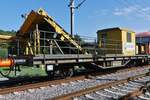 Flachgüterwagen mit Kleineisensammleraufbau, (A-SWIE 99 81 9320 001-6) zum Aufsammeln der alten Schrauben und Schienenbefestigungen ist im Gleisbauzug bei Enscherange eingereiht. 23.08.2023