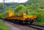 Der Schutzwagen 99 81 9377 004-2 A-RTS zum Kirow-Gleisbaukran KRC 1200 der sterreichischen Bahnbaufirma Swietelsky Baugesellschaft mbH (Fischamend-Steg) ist am 14.05.2016 in Kautenbach (Luxemburg)