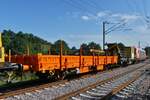 Flachgüterwagen der Reihe KS, (A-SWie 3312 015-9) beladen mit alten Schrauben und Schienenbefestigungen ist im Gleisbauzug bei Enscherange eingereiht. 23.08.2023
