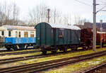 guterwagen/873865/sieht-fast-aus-wie-ein-sbb Sieht fast aus wie ein SBB Gterzugbegleitwagen „Sputnik“, ist aber der ehemaliger zweiachsiger Gterzugbegleitwagen (Gepcks- und Postwagen) Dgo 75966 der OEGEG - sterreichische Gesellschaft fr Eisenbahngeschichte GmbH, er ist am 14 Januar 2025 beim Bahnhof Timelkam abgestellt. Bild leider nur aus einem Zug, htten wir gewusst was hier alles herumsteht, dann htten wir einen Stopp eingelegt.

Der Wagen wurde 1921 von der Badische Waggonfabrik Rastatt AG gebaut und als DR 119906 Deutsche Reichsbahn geliefert. Nach dem 2. Weltkrieg blieb der Wagen in sterreich, bevor er GEG war er lange bei der Graz-Kflacher Eisenbahn- und Bergbaugesellschaft als GKB Dgo 123 im Einsatz.