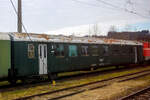 personenwagen-3/873866/der-ex-oebb-schlierenwagen-der-2 Der ex BB Schlierenwagen der 2. Klasse Groraumwagen mit Mehrzweckabteil noch in Tannengrn,  50 81 84-33 049-8 BDp-l der GEG - sterreichische Gesellschaft fr Eisenbahngeschichte GmbH ist am 14 Januar 2025 beim Bahnhof Timelkam abgestellt. Bild leider nur aus einem Zug, htten wir gewusst was hier alles herumsteht, dann htten wir einen Stopp eingelegt.

Als Schlierenwagen wird eine Bauart von Reisezugwagen der BB bezeichnet, die in den Jahren 1965 bis 1981 als Lizenzbau der Schweizer Einheitswagen I entstand. Der Name leitet sich von der Schweizer Stadt Schlieren ab, wo eine der beiden Lizenzgeberinnen ihren Sitz hatte. Die Schlierenwagen wurden bei den BB bis Ende 2010 ausgemustert.

Es handelt sich um vierachsige Groraumwagen fr den Inlandverkehr, bestellt im Jahr 1963 und gebaut von 1965 bis 1981 von SGP und den Jenbacher Werken (JW) in Lizenz von der Schweizerischen Industrie-Gesellschaft Neuhausen am Rheinfall (SIG) und der Schweizerischen Wagons- und Aufzgefabrik Schlieren (SWS). Im Gegensatz zu den Schweizer Wagen besitzen die 1.-Klasse-Wagen nur 7 statt 8 bzw. die 2.-Klasse-Wagen nur 9 statt 10 Fenster mit Sitzgruppen.