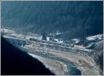 personenzuge-rb-re-ir Ein eiskaltes Bild, welches die Sauerbr�cke in Michelau einmal aus einer ganz anderen Perspektive zeigt. Der Aussichtspunkt 'Gringlee' in Lipperscheid bietet nicht nur einen wunderbaren Blick auf die Sauerschleife, sondern auch noch auf den IR 113 Liers - Luxemburg, welcher soeben den Tunnel Bourscheid verlassen hat und nun die Sauerbr�cke erreicht. (Jeanny)