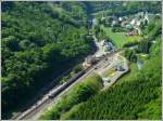 personenzuge-rb-re-ir Eine der sch�nsten Fotostellen in Luxemburg befindet sich hoch �ber Kautenbach auf dem Aussichtspunkt 'Hockslay', von wo man den Keilbahnhof, sowie das Dorf �berblicken kann. Der am 24.05.2009 in den Bahnhof einfahrenden Zug ist der IR 116 Luxembourg - Liers. (Jeanny)