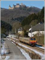 personenzuge-rb-re-ir Die Burg Bourscheid thront hoch �ber dem Geschehen unten im Sauertal, als der Triebzug Z 2014 als leicht versp�tete RB 3210 nach Wiltz am 10.02.2012 durch Michelau braust. (Jeanny)