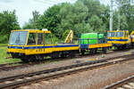 Der KOLZAM Gleiskraftwagen WŻB-10 Nr. 278 (99 51 9 683 309-0 PL-PLK) der PKP Polskie Linie Kolejowe S.A. (Betreiber der Eisenbahninfrastruktur Polens) ist am 27 Juni 2017, mit dem Gleiskraftwagenanhänger WM-10 NR-1258 (99 51 9 759 100-2  PL PLK), beim Bahnhof Rzepin / Polen (deutsch Reppen) abgestellt. Die Draisine kann mit dem 3,8 t schweren Anhänger WM-10 (mit einer Tragfähigkeit von 10 t) betrieben werden.

Kolzam WM-10 ist eine Reihe motorisierter Gleiskraftwagen/Rottenkaftwagen die in den 1990- Jahren von KOLZAM S.A. (Kolejowe Zakłady Maszyn) im schlesischen Werk Racibórz  (deutsch Ratibor) hegestellt wurden. WŻB-10 hat einen Ladekran mit bis zu 1,6 t Tragfähigkeit.

TECHNISCHE DATEN WŻB-10: 
Spurweite: 1.435 mm 
Anzahl der Achsen: 2 
Länge über Puffer: 8.164 mm
Breite: 2. 710 mm
Höhe: 3.410 mm
Achsabstand: 5.150 mm
Raddurchmesser (neu):  700 mm
Leergewicht : 9.830 kg
Max. Ladegewicht: 10.000 kg
Dieselmotor: 6,54 Liter 6-Zylinder –Reihenmotor mit Direkteinspritzung vom Typ 6CT107 vom polnischen Hersteller Wytwórnia Sprzętu Komunikacyjnego „PZL-Rzeszów” S.A. (heute Pratt & Whitney Rzeszów S.A.)
Motorleistung: 115 kW
Höchstgeschwindigkeit:  70 km/h
Max. Anhängelast: 34,35 t 

TECHNISCHE DATEN des Wagen WM-10:
Spurweite: 1.435 mm 
Anzahl der Achsen: 2 
Länge über Puffer: 6.440mm
Höchstgeschwindigkeit:  70 km/h
Eigengewicht: 3.800 kg
Nutzlast : 10 t
