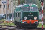 Am Abend von 3 Mai 2024 übt SU45-079 in Poznan Glowny für ein Sonderzugeinsatz nach Wolsztyn am nächsten Tag. Dieser Lok ist die einzige betriebsfähig erhaltener SU45 in Polen, dank der Klub von Wroclawer Eisenbahnfreunde.