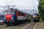 eu07-ep07-ep08-pafawag-4e-hcp-303e-4ea-102e/391126/elektrolokomotiven-in-polen-von-der-pkp ELEKTROLOKOMOTIVEN IN POLEN VON DER P.K.P AUSGELAGERTEN PRZEWOZY REGIONALE:
Im Rollmaterialbestand der PRZEWOZY REGIONALE befinden sich auch einige aus Tschechien angemitete Lokomotiven der Baureihe 163, die auf den Namen von Frauen getauft worden sind. EP 07 5140 246-7, 163 34-2 'Helena' und EU 07-133 in Poznan Glowny abgestellt am 16. August 2014.
Foto: Walter Ruetsch