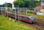Der EN 57 2052 ra/s/rb / (94 51 2 122 850-2 PL-PREG / 94 51 2 122 851-0 PL-PREG / 94 51 2 122 852-8 PL-PREG) ein modernisierter Triebzug vom Typ Pafawag 5B/6B der POLREGIO (Przewozy Regionalne Sp. z o.o.), ex EN57- 1249, erreicht am 24 Juni 2017 als R87482 nun bald den Hauptbahnhof Posen (Poznań Główny).

Der Elektrotriebzug wurde 1978 von PaFaWag (Państwowa Fabryka Wagonowa) in Wrocław (Breslau) unter der Fabriknummer 128 gebaut und als EN57-1249 an die PKP geliefert, 2007 wurde er bei PESA Bydgoszcz S.A. (in Bromberg) modernisiert und in EN57- 2052 umbenannt. Im Jahr 2015 ging er an die POLREGIO Sp. z o.o..
