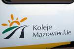 koleje-mazowieckie-masowische-eisenbahnen/382137/privatbahnen-in-polen-sehr-abwechslungsreich-praesentiert Privatbahnen in Polen: Sehr abwechslungsreich präsentiert sich zur Zeit noch der Fahrzeugpark der Koleje Mazowieckie.
Das aktuellste Logo von Koleje Mazowieckie (15. August 2014).  
Foto: Walter Ruetsch