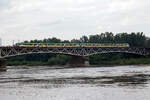 Zwei gekuppelte vierteilige elektrische Triebzüge vom Typ Stadler Flirt ED75 (2 140 xxx-x) der Koleje Mazowieckie - KMKOL (Masowische Eisenbahnen), überqueren auf der Most Średnicowy