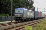 eu-46-siemens-vectron-ms-2/740179/pkp-cargo-eu46-513--mit-blau-statt PKP Cargo EU46-513 -mit blau statt rosarote Kabinenlinien- schleppt ein Containerzug durch Wijchen am 29 Juli 2021.