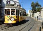 lissabon-strassenbahn/770329/stadtverkehr-lissabon-remodelado-nr550-in-der Stadtverkehr Lissabon Remodelado Nr.550 in der Rua Augusto Rosa in Lissabon am 29.03.2017.