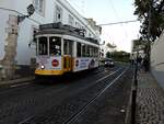 lissabon-strassenbahn/806644/strassenbahn--stadtverkehr-lissabon-remodelado Straßenbahn / Stadtverkehr; Lissabon;   Remodelado Nr.575 in der Rua A Rosa am 02.04.2017.