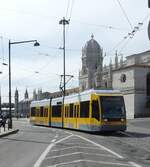 lissabon-strassenbahn/806776/strassenbahn--stadtverkehr-lissabon-articulato Straßenbahn / Stadtverkehr; Lissabon;   Articulato Nr.509 beim Kloster in Belem am 30.03.2017.
