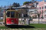 strassenbahn-porto/420654/bahnen-in-portugal-die-drei-verbliebenen Bahnen in Portugal: Die drei verbliebenen Strassenbahnlinien 1, 18 und 22 von Porto werden mit historischen zweiachsigen Motorwagen betrieben. Speziell zu beachten gibt es die Stangenstromabnehmer die an Endhaltestellen ohne Schlaufe durch den Tramführer in die richtige Position gerückt werden müssen. Motorwagen Nr. 205 'COCA'COLA' auf der Linie 18 im Einsatz am 25. März 2015. Hier handelt es sich um die Verbindungsstrecke zwischen den Strassenbahnlinien 1 und 22.
Foto: Walter Ruetsch