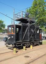 Straßenbahn / Stadtverkehr Porto; Turmreparaturwagen No.49 von Carris Baujahr 1932 vor dem Tram Museum Porto am 15.05.2018 Das Fahrzeug steht im Museum, führt aber auch Arbeiten bei Bedarf, wie hier aus.