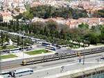 linha-de-cascais/806567/vororttriebzug-typ-3100-der-linha-de Vororttriebzug Typ 3100 der Linha de Cascais in Belem von der Aussichtsplattform des Seefahrerdenkmals in Lissabon gesehen am 30.03.2017. 