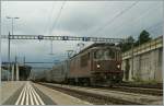 BLS Re 4/4 171 und zwei Re 465 mit einem ...