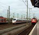 re-9-rhein-sieg-express Am 11.04.2011 im Bahnhof Troisdorf: Rechts f�hrt der RE 9 (Rhein-Sieg-Express) nach Siegen gezogen von 120 208-4 ein, Mitte ein ICE 3 Richtung Frankfurt und links steht ein ET 423.