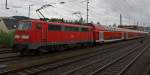 re-9-rhein-sieg-express 111 011-3 ist mit dem RE 9 am 18.09.2011 abgestellt hinter dem Hbf und Stellwerk (Sf) Siegen. Der Grund im Hbf war durch das 150 j�hrige Streckenjubil�um (Ruhr-Sieg-Strecke), zu wenig Platz. Interessant ist das die Lok 2-fach aufgeb�gelt ist. Die Aufnahme ist aus fahrendem Sonderzug gemacht worden.