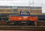 z70-z71-hr921-modernisierte-z65/699638/die-vaete-z70-745-ex-gc 
Die Vte Z70 745, ex GC Z70 745, ex SJ Z65 589, stand am 22.03.2019 im Rangierbahnhof Malm und wartet auf ihren nchsten Einsatz. (Fotografiert aus dem Zug).

Die Lok wurde 1967 als Z65 589 von Kalmar Verkstad AB unter der Fabriknummer 344 gebaut und an die SJ (Statens Jrnvgar, der ehemaligen schwedischen Staatsbahnen) geliefert. In den frhen 1990er Jahren beschlossen die SJ, eine Reihe Z65 zu modernisieren. So wurde 1992 die Z65 589 von Kalmar Verkstad AB zur Z70 745  modernisiert.

Die Baureihe Z70 sind eine Serie von schwedischen dieselhydraulischen Kleindiesellokomotiven, die aus modernisierten Lokomotiven der Baureihe Z65 hervorgingen. Die Lokomotiven wurden mit neuen Scania DSI-1447 Motoren (fr die bislang vorhandenen Rolls-Royce-Motoren) und Fernsteuerung ausgerstet. Um den greren Motor unterzubringen, musste das Lokgehuse erhht werden. Daran knnen die umgebauten Lokomotiven sicher erkannt werden, zudem erhielten sie neue Seriennummern.

TECHNISCHE DATEN:
Anzahl: 50 (Umbau aus Z65)
Spurweite: 	1.435 mm (Normalspur)
Achsformel: B
Lnge ber Kupplung: 9.360 mm
Dienstgewicht: 34 t
Hchstgeschwindigkeit: 70 km/h
Leistung: 333 kW (446 PS)
Anfahrzugkraft: 102 kN
Treibraddurchmesser: 	985 mm
Motorentyp: Scania DSI-1447
Leistungsbertragung: Hydraulisch
