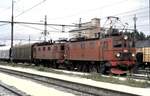 da/834501/sj-da-nr-753-und-809 SJ Da Nr. 753 und 809 mit Güterzug in Hallsberg am 10.08.1985.