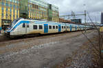 Ein SL X60B-Vollzug somit  zwei gekuppelte X60B, sechsteilige Alstom Coradia Nordic der SL - Storstockholms Lokaltrafik, hat am 21 März 2019, als Linie J43 [ex J35] der Stockholms Pendeltåg (S-Bahn Stockholm) von Bålsta via Stockholm C nach Västerhaninge, den Bahnhof Sundbyberg (in der Provinz Stockholms län) erreicht. Hier am Zugende der SL X60B 6087 (94 74 4606 087-5 S-SL). 

Der Alstom Coradia Nordic X60B 6087 wurde 2015 von ALSTOM Transport Deutschland GmbH (vormals LHB) in Salzgitter-Watenstedt gebaut und an die Storstockholms Lokaltrafik geliefert. Die Lieferungen von Alstom in Salzgitter begannen im Januar 2016, wobei die Züge mit der Fähre von Rostock nach Trelleborg transportiert wurden. Alstom lieferte zwei Züge pro Monat bis November 2017. Nach Abschluss der Lieferung der 3. Serie (X60, X60A und X60B) haben die SL - Storstockholms Lokaltrafik nun 129 sechsteilige Coradia-Nordic-Züge im Einsatz.

Die sechsteiligen Elektrotriebzüge der Baureihen X60 (X60, X60A und X60B) gehören zur Fahrzeugfamilie Alstom Coradia Nordic von Alstom und werden von der SL - Storstockholms Lokaltrafik für Stockholms Pendeltåg (S-Bahn Stockholm) eingesetzt. Die Gliederzüge sind eine an das schwedische Klima angepasste Weiterentwicklung der Coradia LIREX und ebenfalls niederflurig. Statt Einzelachsfahrwerke besitzen die Coradia Nordic allerdings konventionelle Enddrehgestelle und Jakobs-Drehgestelle zwischen den Mittelwagen. Das mitteleuropäische Pendant sind die Alstom Coradia Continental. Die auch schwedischen Regionalverkehr eingesetzten X61 und X62, gehören zu dieser Fahrzeugfamilie (Coradia Nordic), sind aber lediglich vierteilige elektrische Triebwagenzüge.

X60 (6001–6071)
Im April 2002 bestellte Lokaltrafik aus Storstockholm 55 neue X60-Nahverkehrszüge beim Hersteller ALSTOM Transport Deutschland GmbH in Salzgitter, 2006 wurde die Bestellung auf 71 erhöht, die Lieferungen erfolgten 2005 bis 2008. Der Großteil der Fertigung fand, ähnlich wie beim X40, in Salzgitter, Deutschland, statt. Ein Triebwagenzug besteht aus 6 Einheiten (A1, M1, M2, M3, M4, A2). Die einzelnen Zugteile tragen einen Buchstabenzusatz, so haben die Endwagen jeweils die Bezeichnungen X60A1 bzw. X60A2 und die vier Mittelwagen X60M1 bis X60M4. Ein Vollzug wird aus zwei gekuppelten X60 gebildet. 

Die X60 der SL sind 107,1 m lang, 3.258 mm breit und 4.280 mm hoch. Die Züge verfügen jeweils über 374 Sitzplätze und 565 Stehplätze und 12 Türen pro Wagenseite, um das Ein- und Aussteigen zu erleichtern. Die Wagenfußböden sind auf der gleichen Höhe wie die Bahnsteige. Bei 92% der Wagenfläche beträgt die Fußbodenhöhe 760 mm über Schienenoberkante, in den Durchgängen steigt sie auf 830 mm an und erreicht maximal 1080 mm. Die Triebzüge sind für eine Höchstgeschwindigkeit liegt von 160 km/h ausgelegt, somit höher als bei früheren S-Bahn-Typen.

X60 besitzen 12 Fahrmotoren, d.h. 6 von 7 Drehgestellen sind motorisiert, nur das Drehgestell 3 ist ein reines Laufdrehgestell. An allen Rädern sind Scheibenbremsen vorhanden, also zwei Bremseinheiten pro Achse, wovon eine dieser beiden über eine Feststellbremsfunktion (Federspeicherbremse) verfügt, d.h. alle 14 Achsen verfügen über eine Feststellbremse, die Bremskraft beträgt jedoch 50 % die Gesamtbremsleistung. Darüber hinaus sind an den Drehgestellen 1, 3 und 7 Magnetschienenbremsen vorhanden.

X60A (6072–6083)
Nach ein paar Jahren (im Mai 2010)  bestellte SL weitere 12 X60-Triebwagen, um den gestiegenen Bedarf an Zügen vor der Inbetriebnahme der neuen Pendeltå-Linie 40 Älvsjö-Uppsala ab Ende 2012 zu decken. Diese Züge (Nr. 6072-6083) sind gegenüber der ersten Serie leicht modifiziert und tragen daher die Bezeichnung X60A. Die Lieferungen erfolgten 2012.

X60B (6084–6129)
Im Juni 2012 wurden von der SL weitere 46 Zuggarnituren des Typs X60 bei ALSTOM bestellt, die dann in den Jahren 2016 und 17 ausgeliefert wurden. Neben einer weiter modernisierten elektrischen Ausrüstung verfügen diese neuen Züge (X60B 6084-6129) auch über eine verbesserte Fahrerumgebung und einige Änderungen für Fahrgäste wie neue Türen, Sitze und Steckdosen. Insgesamt gab es bei der, ebenfalls 107,1 m langen neue Generation, Änderungen gegenüber dem Vorgängermodell. Die X60B haben 354 Sitzplätze sowie 54 Klappsitze. Nach Abschluss der Lieferung der X60B haben die SL - Storstockholms Lokaltrafik nun 129 sechsteilige Coradia-Nordic-Züge im Einsatz. Allerdings sind die X60B-Züge nicht mit den älteren Zuggarnituren (X60 und X60A) mehrfach einsetzbar.

TECHNISCHE DATEN:
Nummerierung: 	X60 6001–6071, X60A 6072–6083 und X60B 6084–6129
Gebaute Anzahl: 71 (X60), 12 (X60A) und 46 (X60B) = 129 Gesamt
Hersteller: ALSTOM Transport Deutschland GmbH in Salzgitter-Watenstedt
Baujahre: 2005 bis 2008 (X60), 2012 (X60A), und 2015 bis 2017 (X60B)
Spurweite: 1.435 mm (Normalspur)
Achsfolge: Bo’(Bo´)(Bo´)(Bo´)(2´)(Bo´)Bo’
Länge über Kupplung: 170.100 mm
Breite: 3.258 mm
Höhe: 4.280 mm
Leergewicht: 206 t (X60/X60A),  210 t (X60B)
Höchstgeschwindigkeit: 160 km/h
Beschleunigung: 1,12 m/s² von 0–80 km/h
Leistung: 12 × 250 kW = 3.000 kW
Anfahrzugkraft: 340 kN
Fahrmotoren: 12 Stück vom Typ Alstom 6 HCA 1755C
Stromsystem: 15 kV, 16 2/3 Hz~

Quellen: järnväg.net , Jernbane.net und Wikipedia
