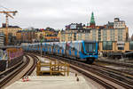 stockholm-u-bahn-tunnelbana/654920/u-bahn-stockholm-schwedisch-stockholms-tunnelbanaein-u-bahn-zug U-Bahn Stockholm, schwedisch Stockholms tunnelbana:
Ein U-Bahn-Zug der bestehend aus drei Triebwagen der SL Baureihe C20 erreicht am 21.03.2019 die Station Gamla Stan.

Die SL Baureihe C 20 sind achtachsige, dreiteilige und 100% niederflurige Einrichtungs-Gelenktriebwagen (8xGelER NfV) mit der Achsfolge Bo'Bo'Bo'Bo', von denen 270 Stck (Nr. 2001–2270) zwischen 1997 und 2004 von Kalmar Verkstad AB (damals zu Adtranz, heute Bombardier) fr die SL (AB Storstockholms Lokaltrafik) gebaut wurden. 

Im Gegensatz zu den bisher in der Stockholmer U-Bahn (C1 - C15) gelieferten Fahrzeugtypen ist der C20 eine vllig neue Konstruktion. Ein Triebwagen besteht aus drei Wagenteilen und ist mit 46,5 Metern deutlich lnger als die bisherigen Wagen. Der Wagen hat nur vier Drehgestelle, um Kosten und Gewicht zu sparen, der mittlere Wagenteil hat zwei Drehgestelle, wobei die Endwagen jeweils ein Drehgestell besitzen und ber eine sogenannte Sattelzugverbindung mit dem mittleren Teil verbunden sind. Die Wagenksten sind aus Edelstahl und im Innenraum aus Verbundmaterial. 

Ein U-Bahn-Zug wird meist aus drei Triebwagen gebildet und iswt so 139,5 m lang und hat so 378 Sitzpltze.

TECHNISCHE DATEN der Baureihe C20:
Anzahl:  270 
Wagennummer:  2001–2270
Baujahre: 1997-2004
Hersteller:  Adtranz (Kalmar Verkstad AB)
Spurweite:  1.435 mm (Normalspur)
Achsfolge: Bo' Bo'Bo' Bo'
Lnge: 46.500 mm
Raddurchmesser:  780 mm (neu)
Breite: 2.900 mm
Hhe: 3.800 mm
Eigengewicht:  67 t	
Motorentyp: ASEA MJA 220-1
Leistung: 1.000 kW 	
Betriebsspannung: 650 V / 750 V DC	 
Hchstgeschwindigkeit: 90 km/h (80 km/h planmssig)
Sitzpltze: 126
Stehpltze: 288
