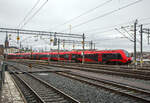 Der MTR Express X74 005, ein Stadler FLIRT 200, erreicht am 21.03.2019 Stockholm Central.

Die Baureihe MTR X74 ist ein Hochgeschwindigkeitszug, der vom Betreiber MTR Express seit März 2015 in Schweden, auf der Verbindung zwischen Stockholm und Göteborg eingesetzt wird. Die sechs beschafften Triebzüge wurden im November 2013 bei Stadler Rail in der Schweiz bestellt. Der FLIRT200 ist die Fernverkehrsausführung der FLIRT-Typenreihe. Mit der schnelleren Ausführung für den Intercity-Verkehr hat Stadler die Palette der FLIRT-Typenreihe erfolgreich erweitert.

Die Züge wurden von Stadler Rail mit einer maximalen Leistung von 4.500 kW und einer Höchstgeschwindigkeit von 200 km/h gebaut. Das Fahrzeug ist eine Version des Stadler-FLIRT-Modells, das an die norwegischen Norges Statsbaner (NSB) als NSB Type 74 und NSB Type 75 geliefert wurde. Er entspricht weitgehend den gleichen technischen Spezifikationen, jedoch mit unterschiedlicher Ausstattung. Die Züge sind so konzipiert, dass sie dem Klima in den Schweizer Alpen und im Norden standhalten.

Ein Zug besteht aus insgesamt fünf Wagen ohne Neigetechnik mit Mittelgang. Er besitzt Jakobs-Drehgestelle. Bei Bedarf können mehrere Züge gekuppelt werden.

Die Garnituren mit 2+2-Bestuhlung besitzen einen Kiosk, Steckdosen an allen Sitzplätzen, WLAN-Anschluss, behindertengerechte Einstiege und sind klimatisiert. Es gibt nur eine Wagenklasse. Der Durchgang durch den Zug ist nicht barrierefrei, da zwischen den Wagen Stufen vorhanden sind. Problematisch gestaltet sich teilweise der Weg zu den Toiletten, da von verschiedenen Sitzplätzen aus der beidseitig am Mittelgang angeordnete Kiosk durchquert werden muss. Jeder Wagen besitzt eine Doppelschiebetüre für den Fahrgastwechsel mit ausfahrbaren Trittstufen.

Innendetails sind unter anderem Wanduhren von Swiss Breitling und verstellbare Leselampen, die an den Sitzen montiert sind. Der Innenraum einschließlich der verstellbaren Sitze ist in grauer Farbe gehalten, einige Sitze haben eine rote Rückenlehne.

TECHNISCHE DATEN:
Spurweite:  1.435 mm (Normalspur)
Achsformel: Bo’2’2’Bo’+2’2’Bo’
Länge über Kupplung: 105.500 mm
Breite: 3.200 mm
Höhe: 4.380 mm
Achsabstand im Antriebsdrehgestell: 2.500 mm
Achsabstand im Laufdrehgestell: 2.750 mm
Treib- und Laufraddurchmesser: 920 mm (neu)
Dienstgewicht: 216 t
Höchstgeschwindigkeit: 200 km/h
Leistung: 4.500 kW
Anfahrzugkraft: 240 kN
Stromsystem: 15 kV 16,7 Hz ~
Sitzplätze:  244
Fußbodenhöhe: 800 mm (Niederflur) / 1.180 mm (Hochflur)

Quelle: Stadler Rail