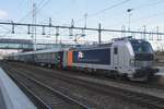 railpool/875910/vorbei-sind-die-tage-des-blauen Vorbei sind die Tage des Blauen Zuges von Skandinaviska Jernbanor. Am 11 September 2015 steht der 193 922 mit Bl�Tag G�teborg--Stockholm abfahrtbereit in Hallsberg.